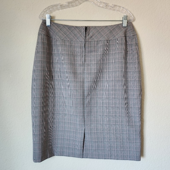 Gray & Black Plaid Skirt, Size 10 - Picture 2 of 4